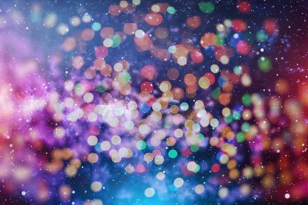 Фиолетовый и желтый фон Бокэ размыл красивые светящиеся огни Рождества — стоковое фото