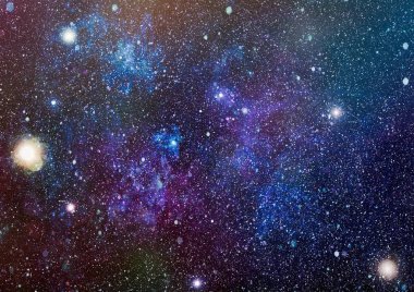 Panoramik derin uzaya arıyorum. Karanlık gece gökyüzüne yıldızlarla dolu. Uzayda Bulutsusu.