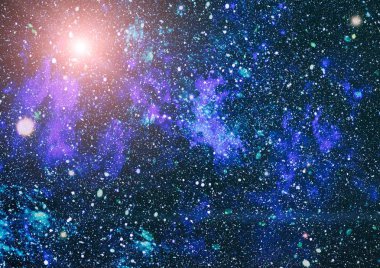 Derin uzaya bakan yeni büyük bir panoramik. Yıldızlarla dolu karanlık gece göğü. Uzayda bir nebula. Derin uzayın sırları.