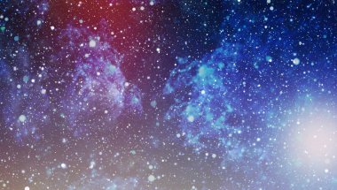 Derin uzaya bakan yeni büyük bir panoramik. Yıldızlarla dolu karanlık gece göğü. Uzayda bir nebula. Derin uzayın sırları.