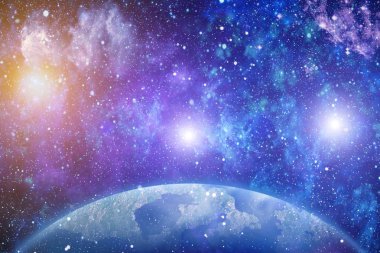 Derin uzaya bakan yeni büyük bir panoramik. Yıldızlarla dolu karanlık gece göğü. Uzayda bir nebula. Derin uzayın sırları.