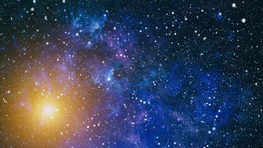 Derin uzaya bakan yeni büyük bir panoramik. Yıldızlarla dolu karanlık gece göğü. Uzayda bir nebula. Derin uzayın sırları.