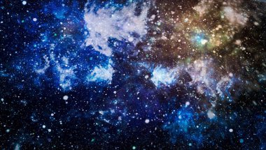 Panoramik derin uzaya arıyorum. Karanlık gece gökyüzüne yıldızlarla dolu. Uzayda Bulutsusu.