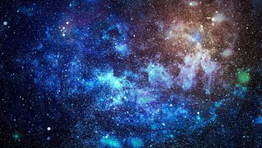 Panoramik derin uzaya arıyorum. Karanlık gece gökyüzüne yıldızlarla dolu. Uzayda Bulutsusu.