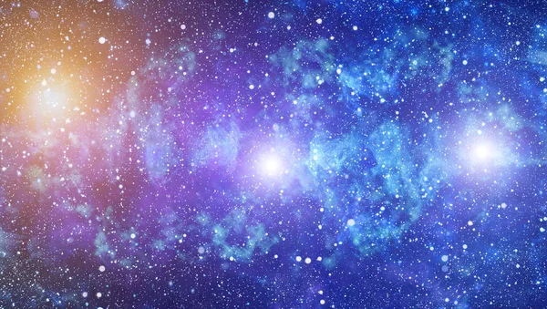 Nueva gran panorámica que mira al espacio profundo. Cielo nocturno oscuro lleno de estrellas. La nebulosa en el espacio exterior. Secretos del espacio profundo . — Foto de Stock