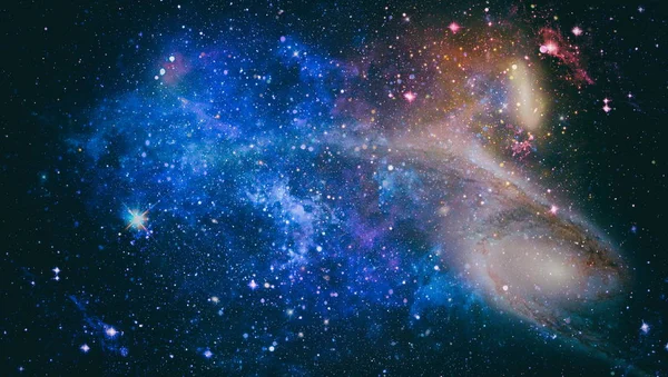 Galaksi yaratıcı arka plan. Yıldız tarlası yıldız tozu ve bulutsu uzayı. bulutsu, yıldız tozu ve parlak parlayan yıldız ile arka plan. Nasa tarafından döşenmiş bu görüntünün elemanları.