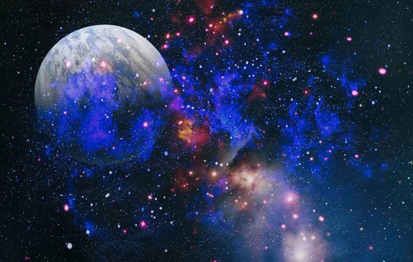 Далеко сияющая туманность и звездное поле против космоса. Элементы этого изображения предоставлены НАСА. — стоковое фото