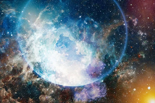Långt ifrån att lysa nebulosa och stjärnfält mot rymden. Delar av denna bild tillhandahålls av NASA. — Stockfoto