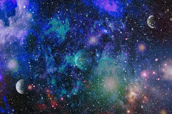 Uzaya karşı parlayan nebula ve yıldız alanı. Bu görüntünün elementleri NASA tarafından desteklenmektedir.