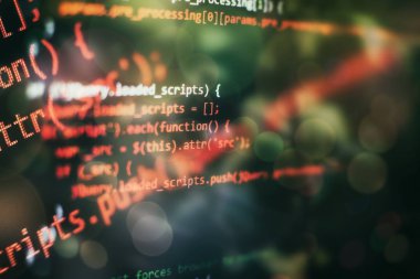 Büyük veri depolama ve bulut bilgi işlem gösterimi. Programlama. Ofiste web siteleri kodları üzerinde çalışan geliştirici.