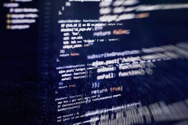 Büyük veri depolama ve bulut bilgi işlem gösterimi. Programlama. Ofiste web siteleri kodları üzerinde çalışan geliştirici.