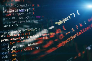 Büyük veri depolama ve bulut bilgi işlem gösterimi. Programlama. Ofiste web siteleri kodları üzerinde çalışan geliştirici.