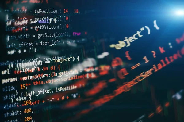 Büyük veri depolama ve bulut bilgi işlem gösterimi. Programlama. Ofiste web siteleri kodları üzerinde çalışan geliştirici.