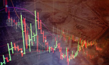 Bilgi tabloları üzerinde iş analizi. İşadamı, Altın Piyasası, Eski Pazar ve Ticaret Piyasası için yatırım grafikleri analizi üzerinde çalışıyor.