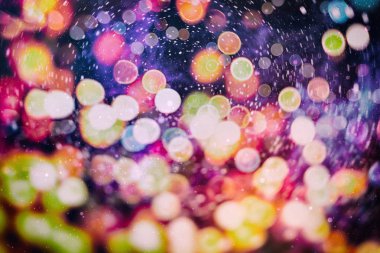 Doğal bokeh ve parlak altın ışık şenlikli arka plan. Vintage Magic arka plan ile renkli bokeh. Bahar yaz yılbaşı yeni yıl disko parti arka plan.
