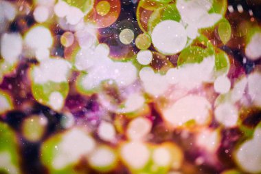 Doğal bokeh ve parlak altın ışık şenlikli arka plan. Vintage Magic arka plan ile renkli bokeh. Bahar yaz yılbaşı yeni yıl disko parti arka plan.