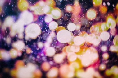 Doğal bokeh ve parlak altın ışık şenlikli arka plan. Vintage Magic arka plan ile renkli bokeh. Bahar yaz yılbaşı yeni yıl disko parti arka plan.