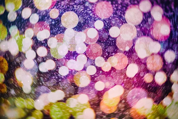 Kerst bokeh gloeiende achtergrond. Gloeiende vakantie abstract gedeconcentreerde kleurrijke achtergrond. Heldere levendige vervaagde kleurrijke Nieuwjaar vakantie bokeh — Stockfoto