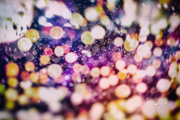 Festlicher Hintergrund mit natürlichem Bokeh und leuchtend goldenen Lichtern. Vintage magischen Hintergrund mit bunten Bokeh. Frühling Sommer Weihnachten Neujahr Disco Party Hintergrund. — Stockfoto