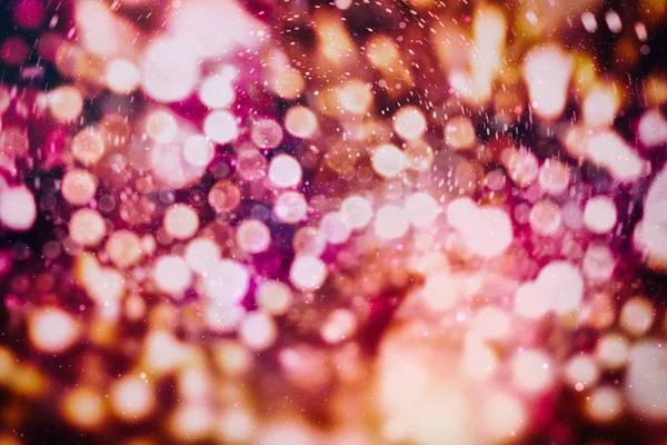 Doğal bokeh ve parlak altın ışık şenlikli arka plan. Vintage Magic arka plan ile renkli bokeh. Bahar yaz yılbaşı yeni yıl disko parti arka plan.