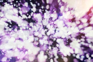 Soyut parlak ışıklar ve yıldız. Festival mavi ve beyaz köpüklü vintage arka planını renklendirin