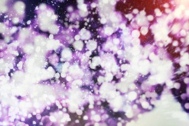 Soyut parlak ışıklar ve yıldız. Festival mavi ve beyaz köpüklü vintage arka planını renklendirin