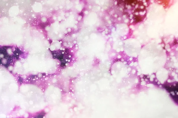 Soyut parlak ışıklar ve yıldız. Festival mavi ve beyaz köpüklü vintage arka planını renklendirin