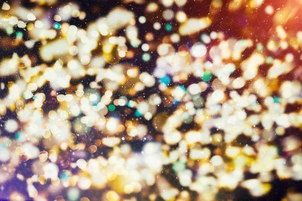 Fond de célébration avec des lumières dorées déconcentrées pour Noël, Nouvel An, Vacances, fête — Photo