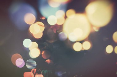 Doğal bokeh ve parlak altın ışıklarla renklendirici arka planı olan klasik Sihirli Arkaplan.