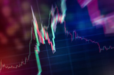 Borsa grafiği öndeki ekranda. Finans ve yatırım konsepti. Seçici odak.