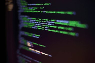 Programcı işyeri. Büyük veri depolama ve bulut bilgi işlem gösterimi. Programlama kodu. Web sitesi geliştirme. Bilgisayar monitöründeki web sitesi kodları. Yazılımın soyut ekranı. Bilgisayar komut dosyası.