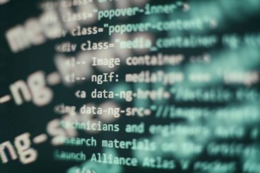 Programcı işyeri. Büyük veri depolama ve bulut bilgi işlem gösterimi. Programlama kodu. Web sitesi geliştirme. Bilgisayar monitöründeki web sitesi kodları. Yazılımın soyut ekranı. Bilgisayar komut dosyası.