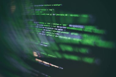 Programcı işyeri. Büyük veri depolama ve bulut bilgi işlem gösterimi. Programlama kodu. Web sitesi geliştirme. Bilgisayar monitöründeki web sitesi kodları. Yazılımın soyut ekranı. Bilgisayar komut dosyası.