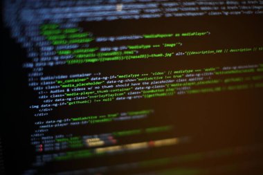 Programcı işyeri. Büyük veri depolama ve bulut bilgi işlem gösterimi. Programlama kodu. Web sitesi geliştirme. Bilgisayar monitöründeki web sitesi kodları. Yazılımın soyut ekranı. Bilgisayar komut dosyası.