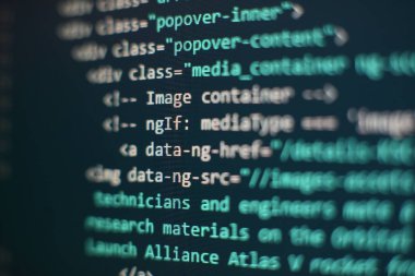 Programcı işyeri. Büyük veri depolama ve bulut bilgi işlem gösterimi. Programlama kodu. Web sitesi geliştirme. Bilgisayar monitöründeki web sitesi kodları. Yazılımın soyut ekranı. Bilgisayar komut dosyası.