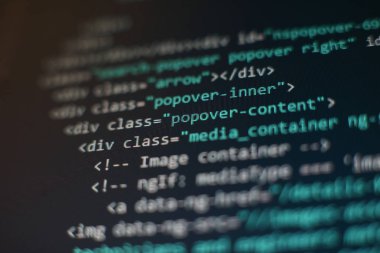 Programcı işyeri. Büyük veri depolama ve bulut bilgi işlem gösterimi. Programlama kodu. Web sitesi geliştirme. Bilgisayar monitöründeki web sitesi kodları. Yazılımın soyut ekranı. Bilgisayar komut dosyası.