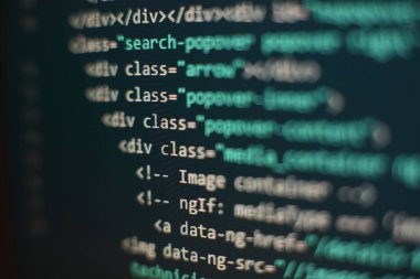 Programcı işyeri. Büyük veri depolama ve bulut bilgi işlem gösterimi. Programlama kodu. Web sitesi geliştirme. Bilgisayar monitöründeki web sitesi kodları. Yazılımın soyut ekranı. Bilgisayar komut dosyası.