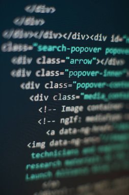 Programcı işyeri. Büyük veri depolama ve bulut bilgi işlem gösterimi. Programlama kodu. Web sitesi geliştirme. Bilgisayar monitöründeki web sitesi kodları. Yazılımın soyut ekranı. Bilgisayar komut dosyası.