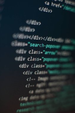 Programcı işyeri. Büyük veri depolama ve bulut bilgi işlem gösterimi. Programlama kodu. Web sitesi geliştirme. Bilgisayar monitöründeki web sitesi kodları. Yazılımın soyut ekranı. Bilgisayar komut dosyası.