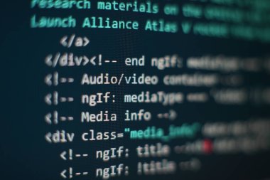 Programcı işyeri. Büyük veri depolama ve bulut bilgi işlem gösterimi. Programlama kodu. Web sitesi geliştirme. Bilgisayar monitöründeki web sitesi kodları. Yazılımın soyut ekranı. Bilgisayar komut dosyası.