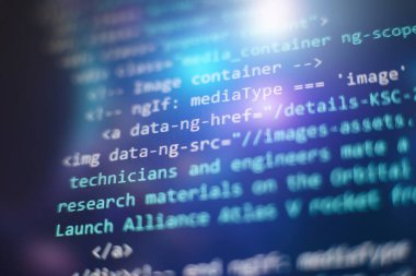 Programcı işyeri. Büyük veri depolama ve bulut bilgi işlem gösterimi. Programlama kodu. Web sitesi geliştirme. Bilgisayar monitöründeki web sitesi kodları. Yazılımın soyut ekranı. Bilgisayar komut dosyası.