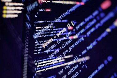 Programcı işyeri. Büyük veri depolama ve bulut bilgi işlem gösterimi. Programlama kodu. Web sitesi geliştirme. Bilgisayar monitöründeki web sitesi kodları. Yazılımın soyut ekranı. Bilgisayar komut dosyası.