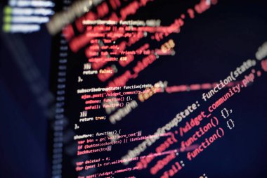 Programcı işyeri. Büyük veri depolama ve bulut bilgi işlem gösterimi. Programlama kodu. Web sitesi geliştirme. Bilgisayar monitöründeki web sitesi kodları. Yazılımın soyut ekranı. Bilgisayar komut dosyası.