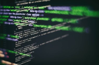 Programcı işyeri. Büyük veri depolama ve bulut bilgi işlem gösterimi. Programlama kodu. Web sitesi geliştirme. Bilgisayar monitöründeki web sitesi kodları. Yazılımın soyut ekranı. Bilgisayar komut dosyası.