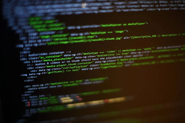 Programcı işyeri. Büyük veri depolama ve bulut bilgi işlem gösterimi. Programlama kodu. Web sitesi geliştirme. Bilgisayar monitöründeki web sitesi kodları. Yazılımın soyut ekranı. Bilgisayar komut dosyası.