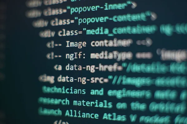 Programcı işyeri. Büyük veri depolama ve bulut bilgi işlem gösterimi. Programlama kodu. Web sitesi geliştirme. Bilgisayar monitöründeki web sitesi kodları. Yazılımın soyut ekranı. Bilgisayar komut dosyası.