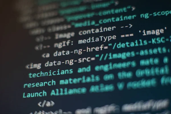 Programcı işyeri. Büyük veri depolama ve bulut bilgi işlem gösterimi. Programlama kodu. Web sitesi geliştirme. Bilgisayar monitöründeki web sitesi kodları. Yazılımın soyut ekranı. Bilgisayar komut dosyası.