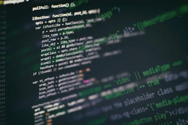 Programcı işyeri. Büyük veri depolama ve bulut bilgi işlem gösterimi. Programlama kodu. Web sitesi geliştirme. Bilgisayar monitöründeki web sitesi kodları. Yazılımın soyut ekranı. Bilgisayar komut dosyası.