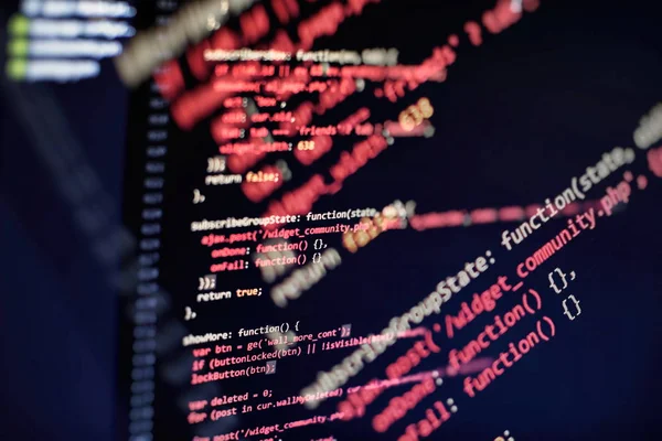 Programcı işyeri. Büyük veri depolama ve bulut bilgi işlem gösterimi. Programlama kodu. Web sitesi geliştirme. Bilgisayar monitöründeki web sitesi kodları. Yazılımın soyut ekranı. Bilgisayar komut dosyası.