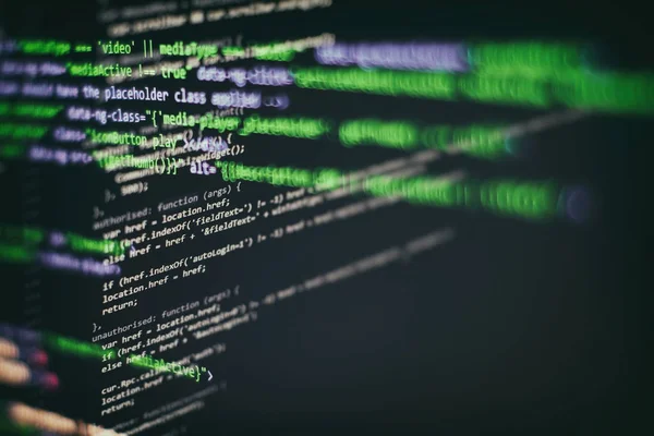 Programcı işyeri. Büyük veri depolama ve bulut bilgi işlem gösterimi. Programlama kodu. Web sitesi geliştirme. Bilgisayar monitöründeki web sitesi kodları. Yazılımın soyut ekranı. Bilgisayar komut dosyası.